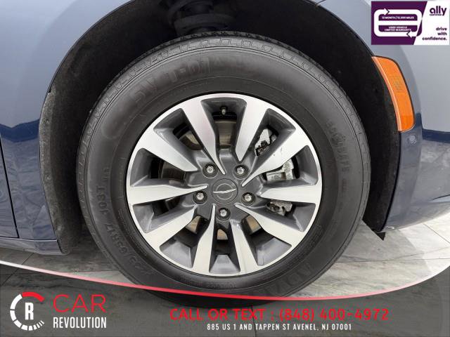 Used 2021 Chrysler Pacifica Touring-L image 12