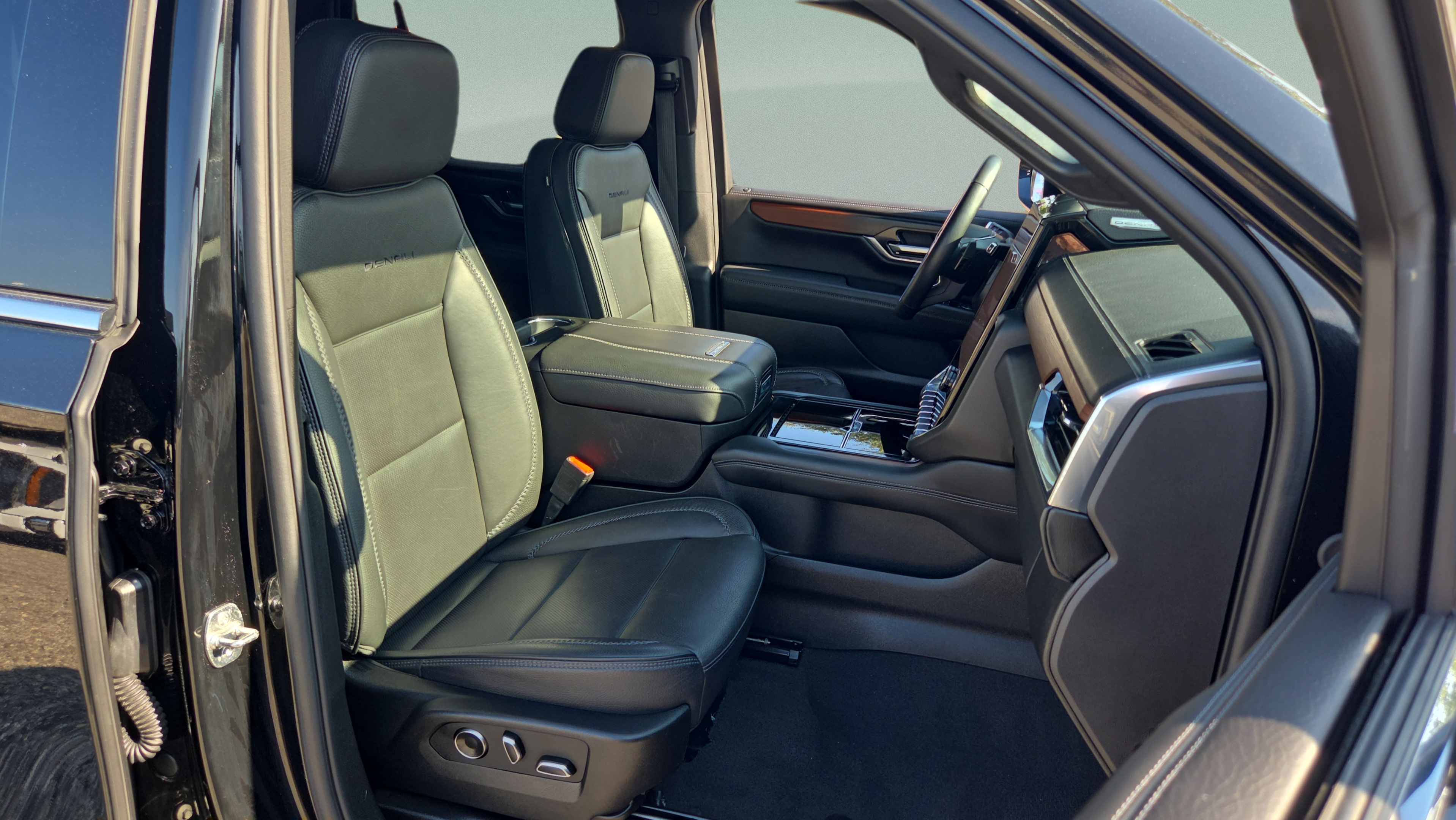 Used 2025 GMC Yukon Denali AWD/4WD image 15