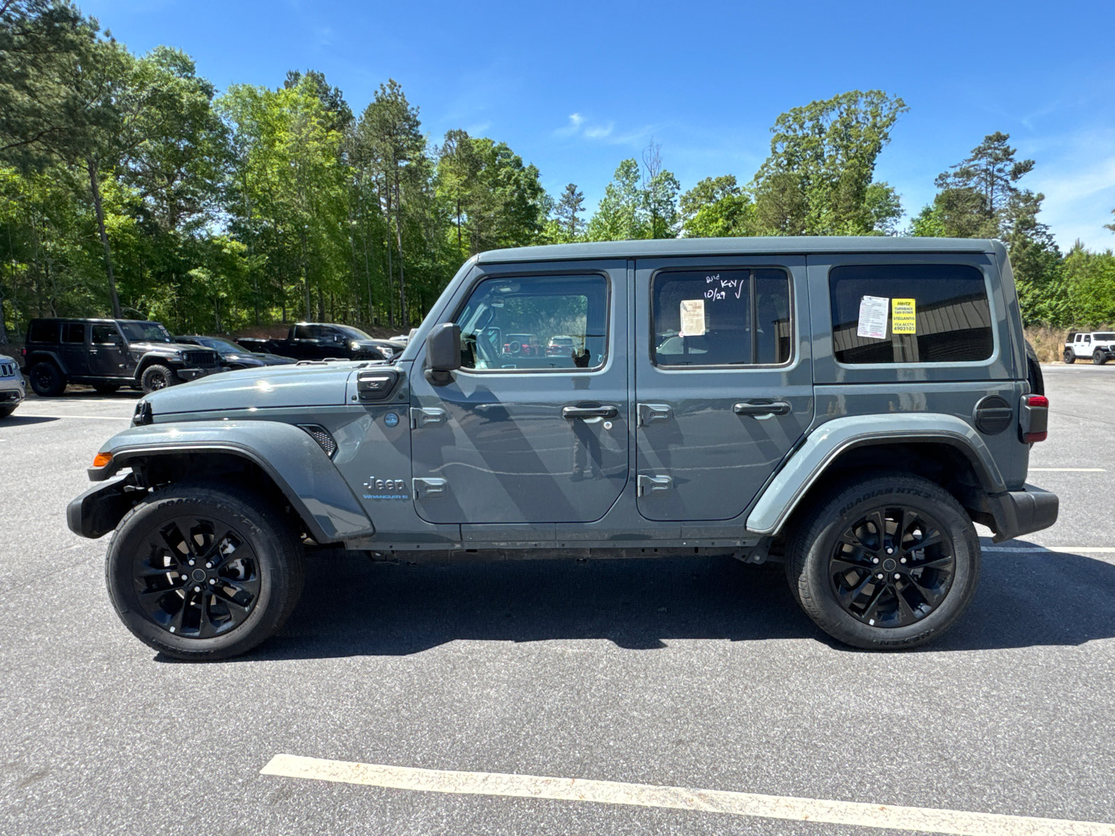 Used 2025 Jeep Wrangler Unlimited Sahara w/ Safety Group AWD/4WD image 9