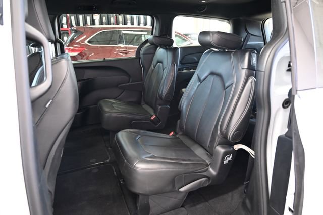 Used 2025 Chrysler Pacifica Select FWD image 12