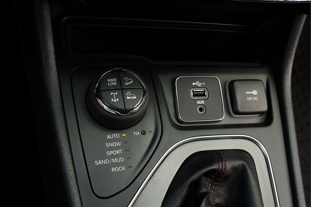 Used 2020 Jeep Cherokee Trailhawk w/ Technology Group AWD/4WD image 24