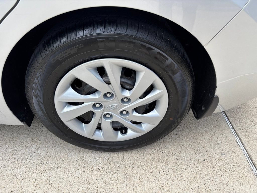 Used 2020 Hyundai Elantra SE FWD image 15