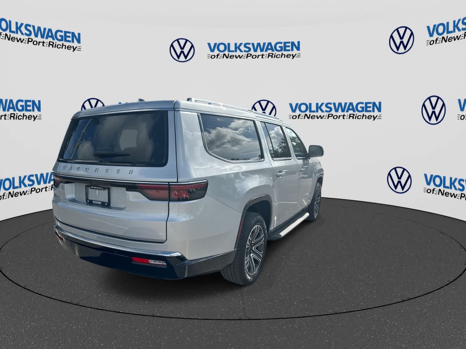 Used 2025 Jeep Wagoneer L Series II AWD/4WD image 14