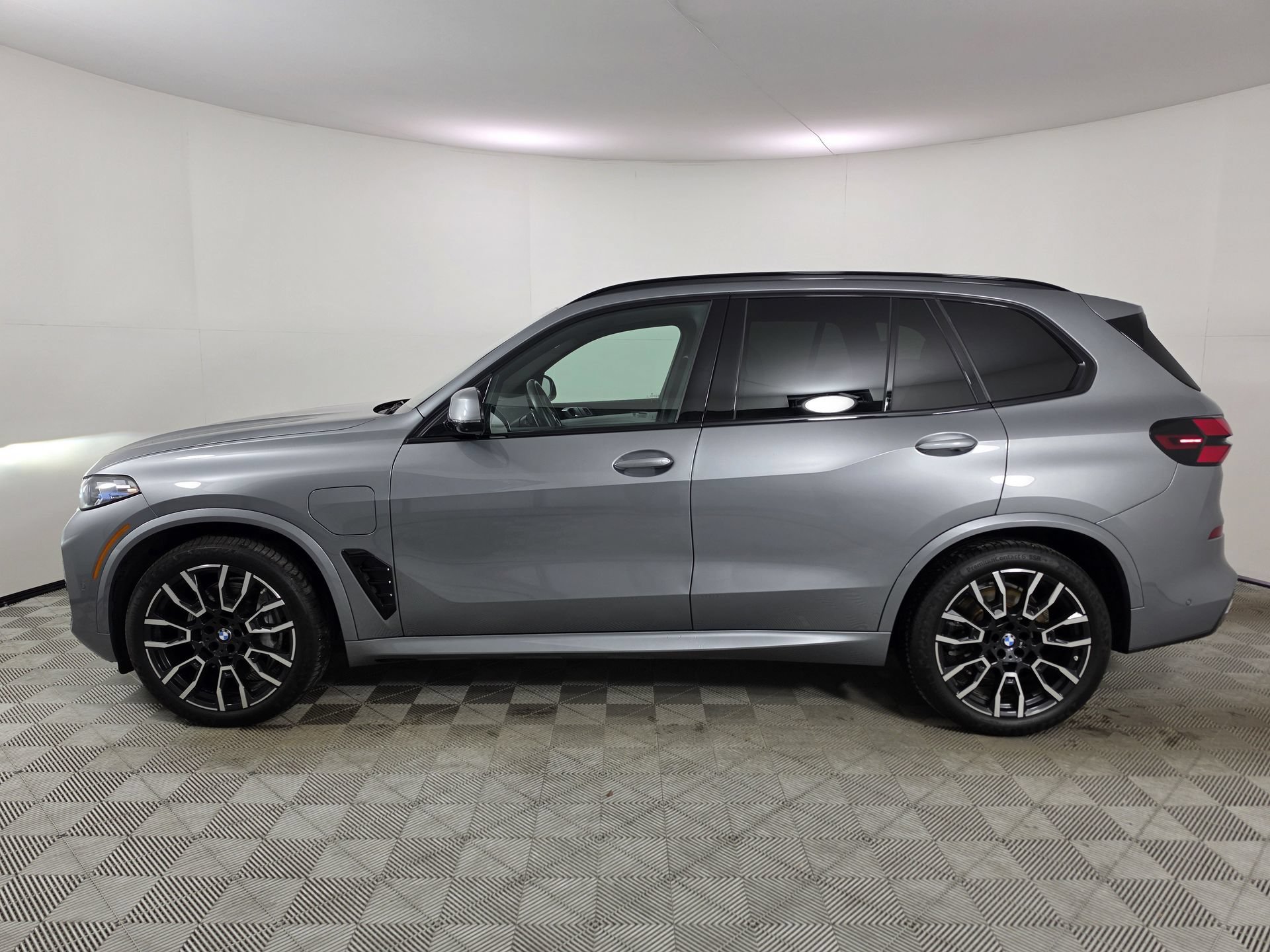Used 2025 BMW X5 xDrive50e w/ M Sport Package AWD/4WD image 35