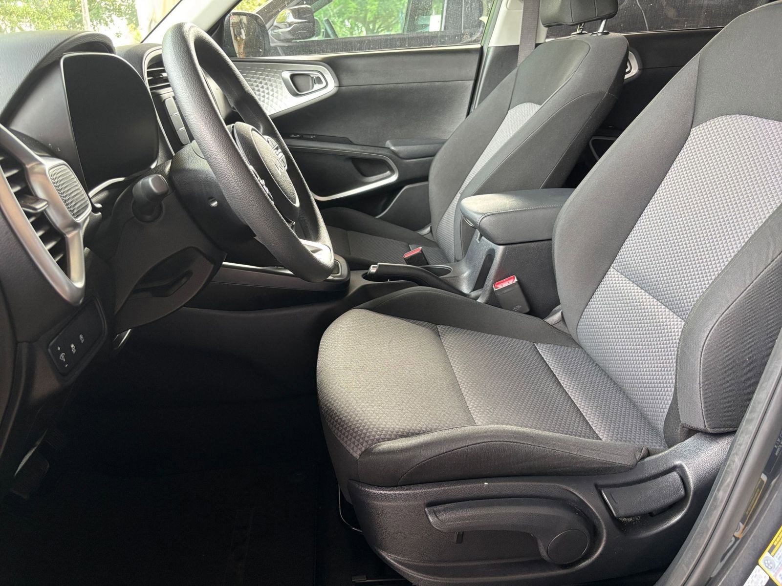 Used 2025 Kia Soul LX w/ LX Technology Package FWD image 24