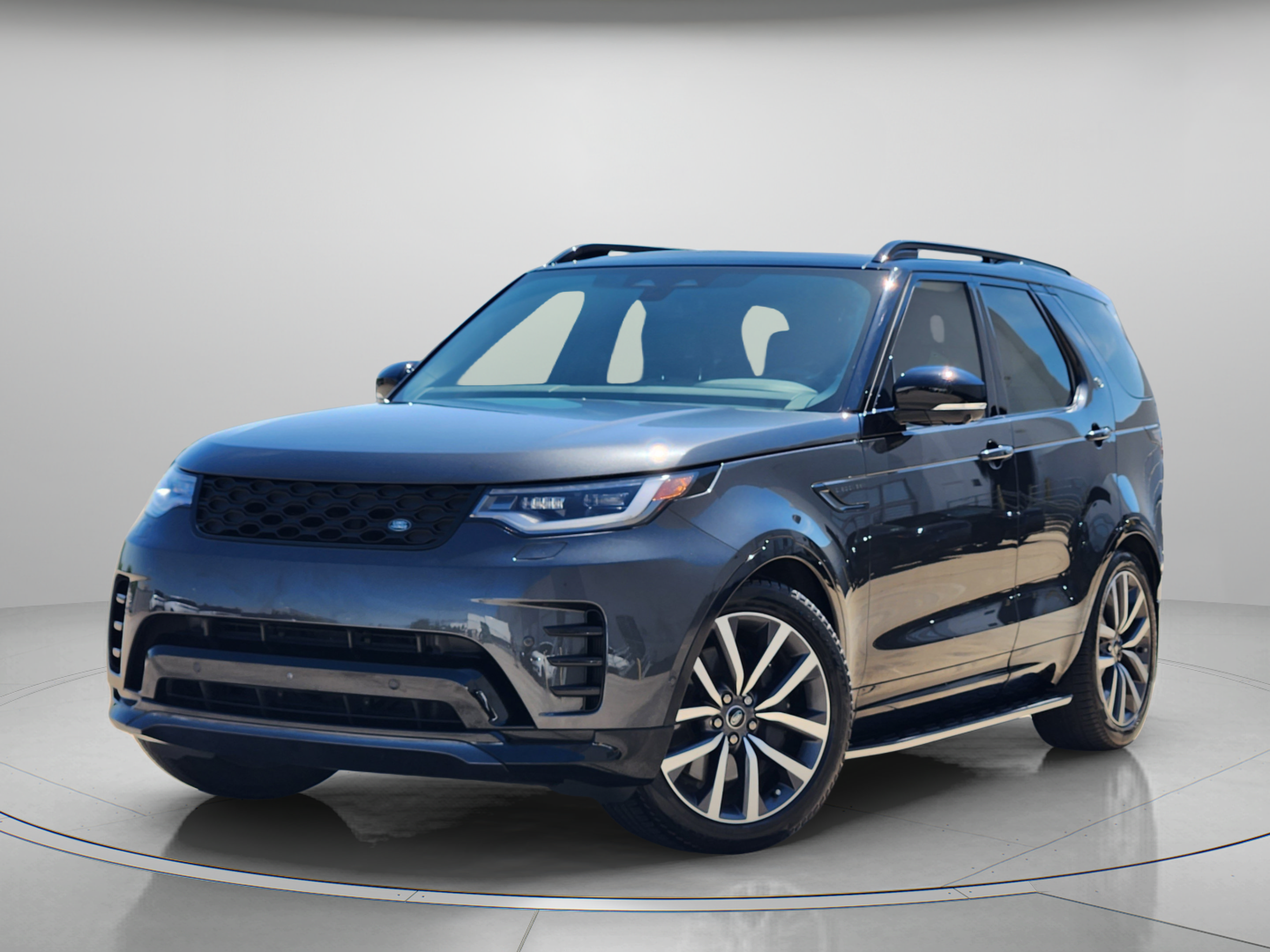Certified 2024 Land Rover Discovery Dynamic SE AWD/4WD image 1