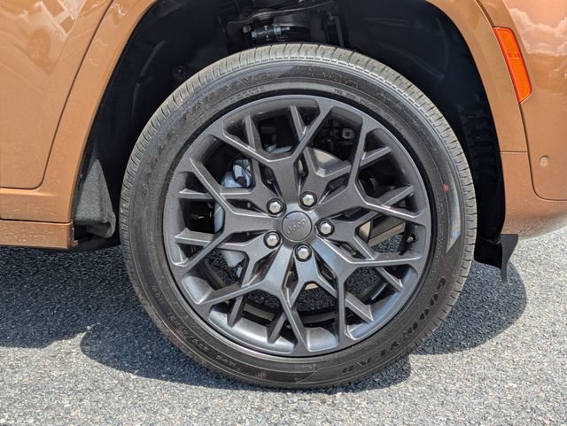 New 2026 Jeep Grand Cherokee Summit w/ Obsidian Package AWD/4WD image 11