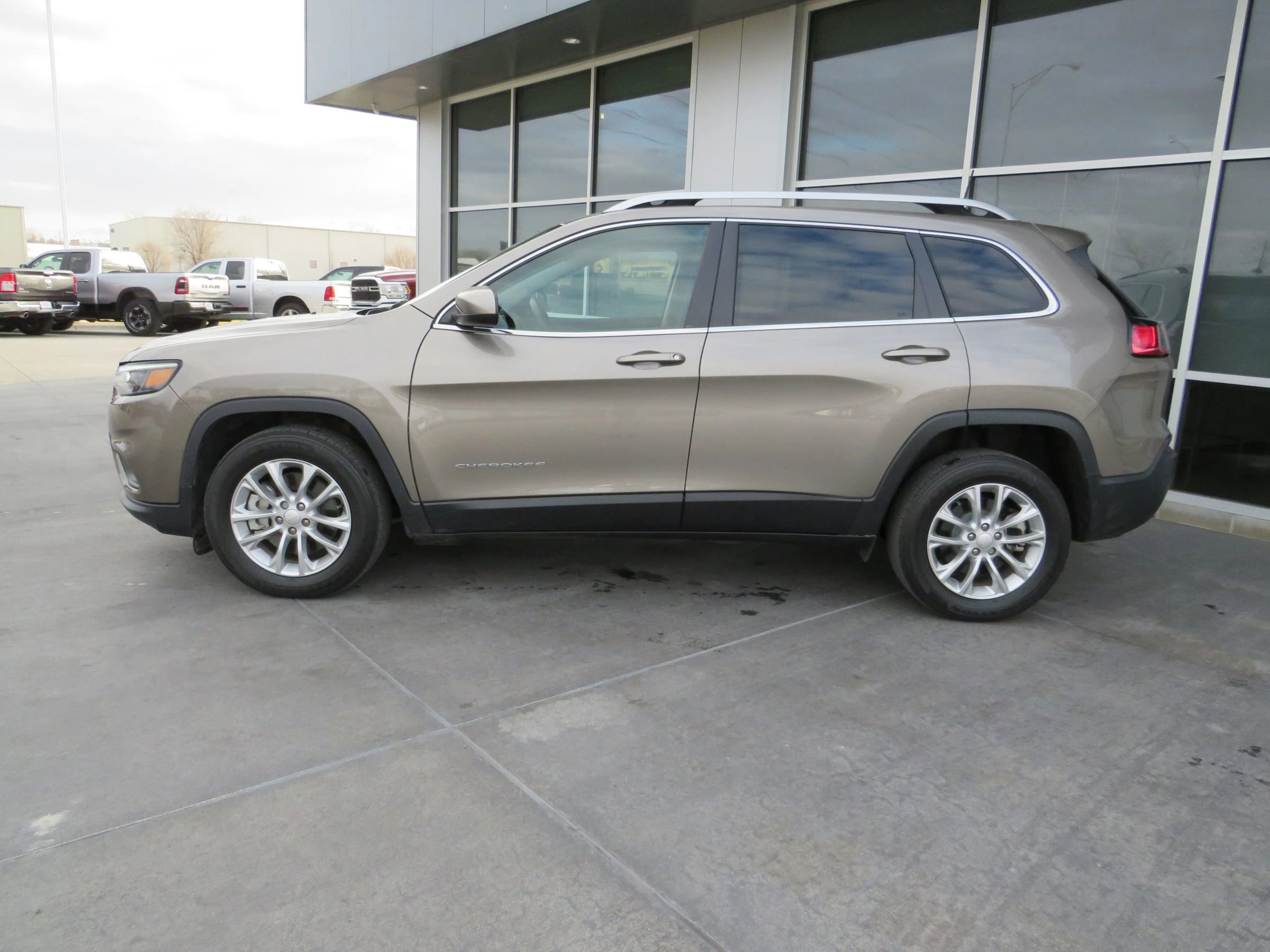 Used 2019 Jeep Cherokee Latitude w/ Popular Appearance Group image 4