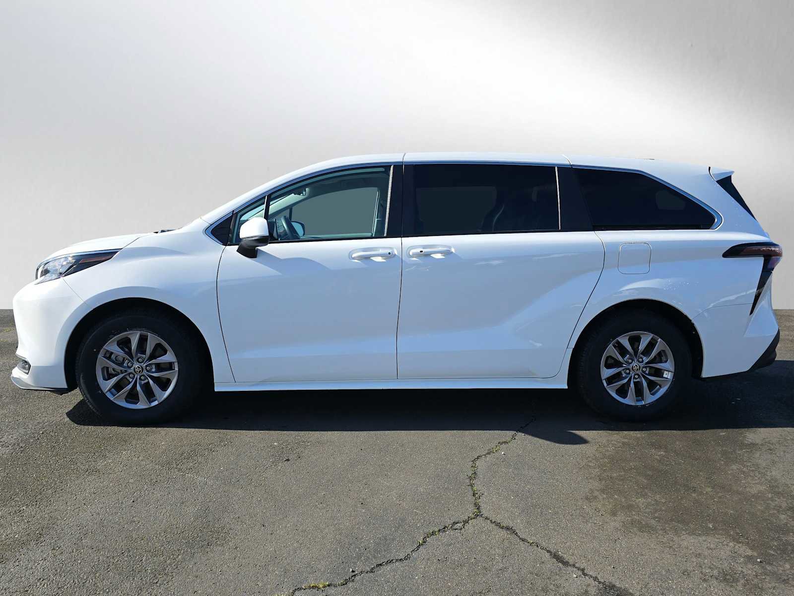 Used 2024 Toyota Sienna LE image 7