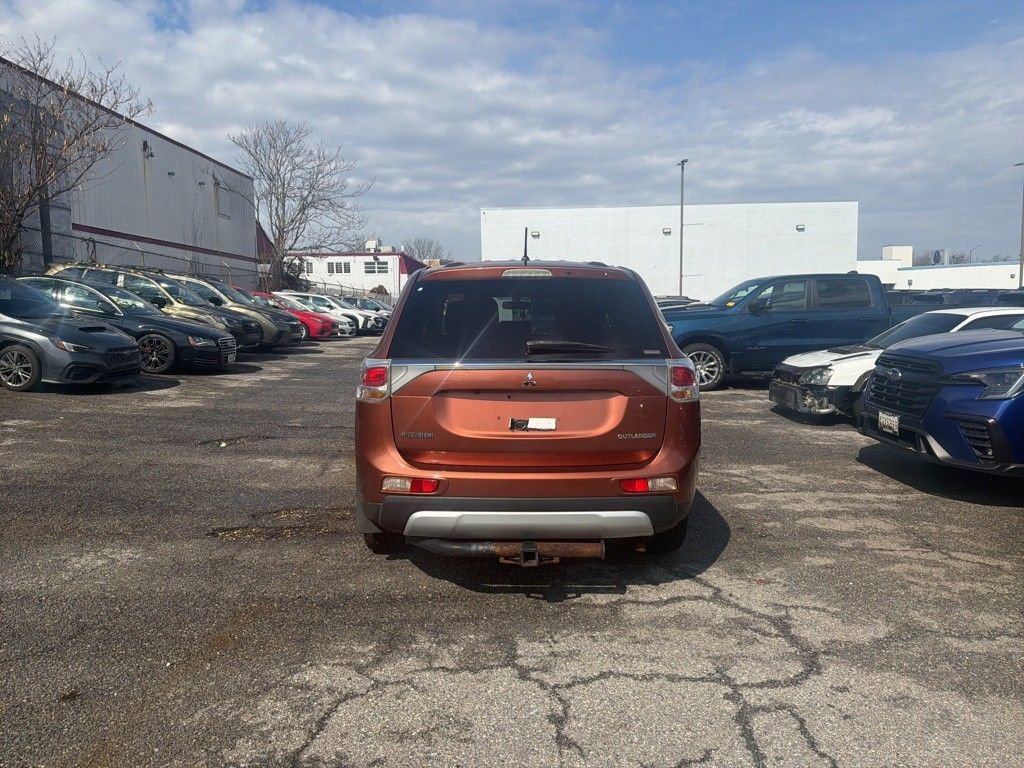 Used 2015 Mitsubishi Outlander SE image 4