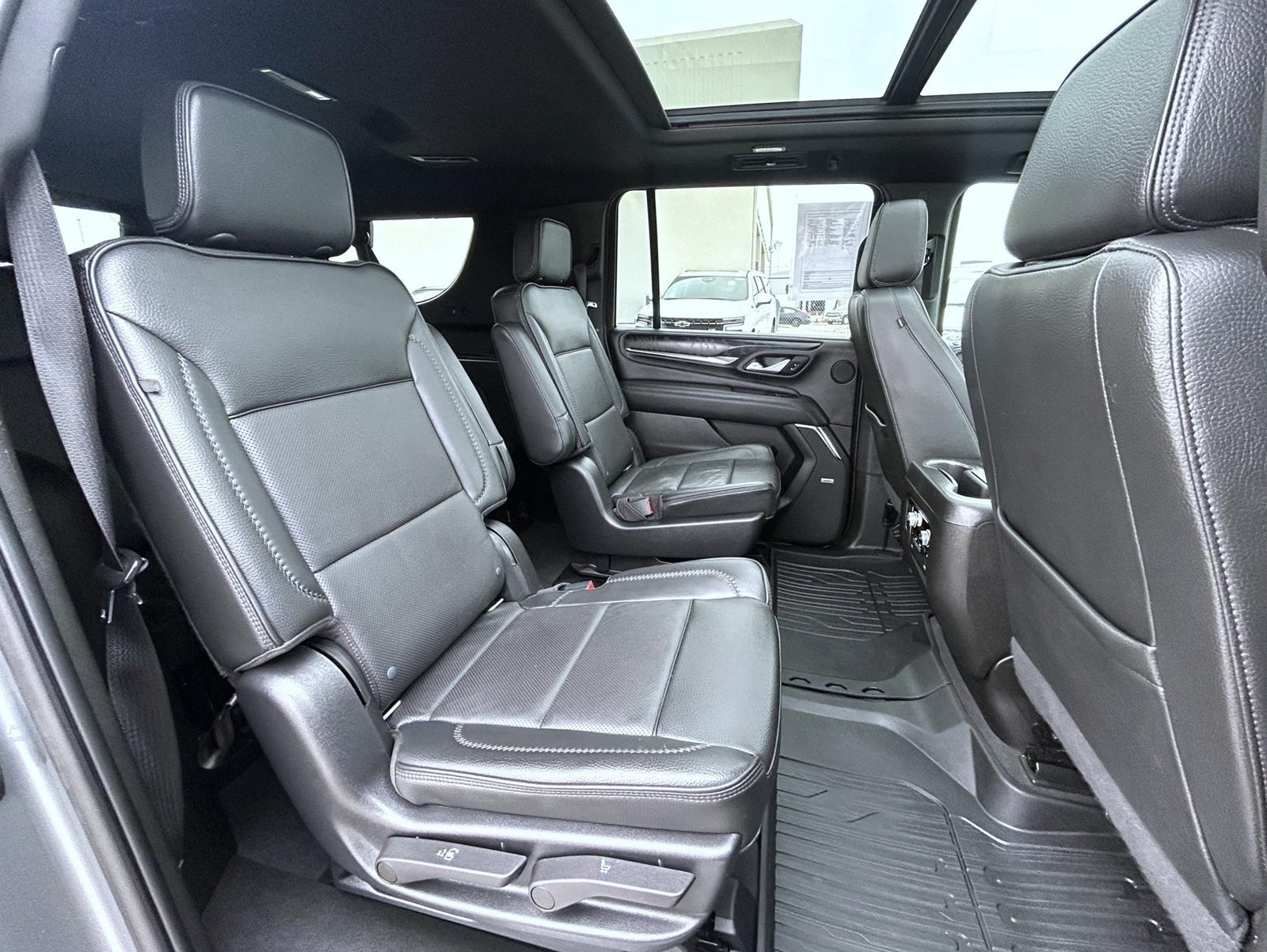 Used 2022 GMC Yukon XL Denali w/ Denali Premium Package AWD/4WD image 19