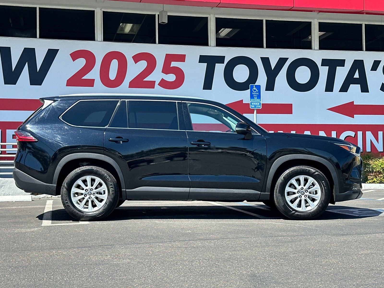 Used 2025 Toyota Grand Highlander FWD image 6