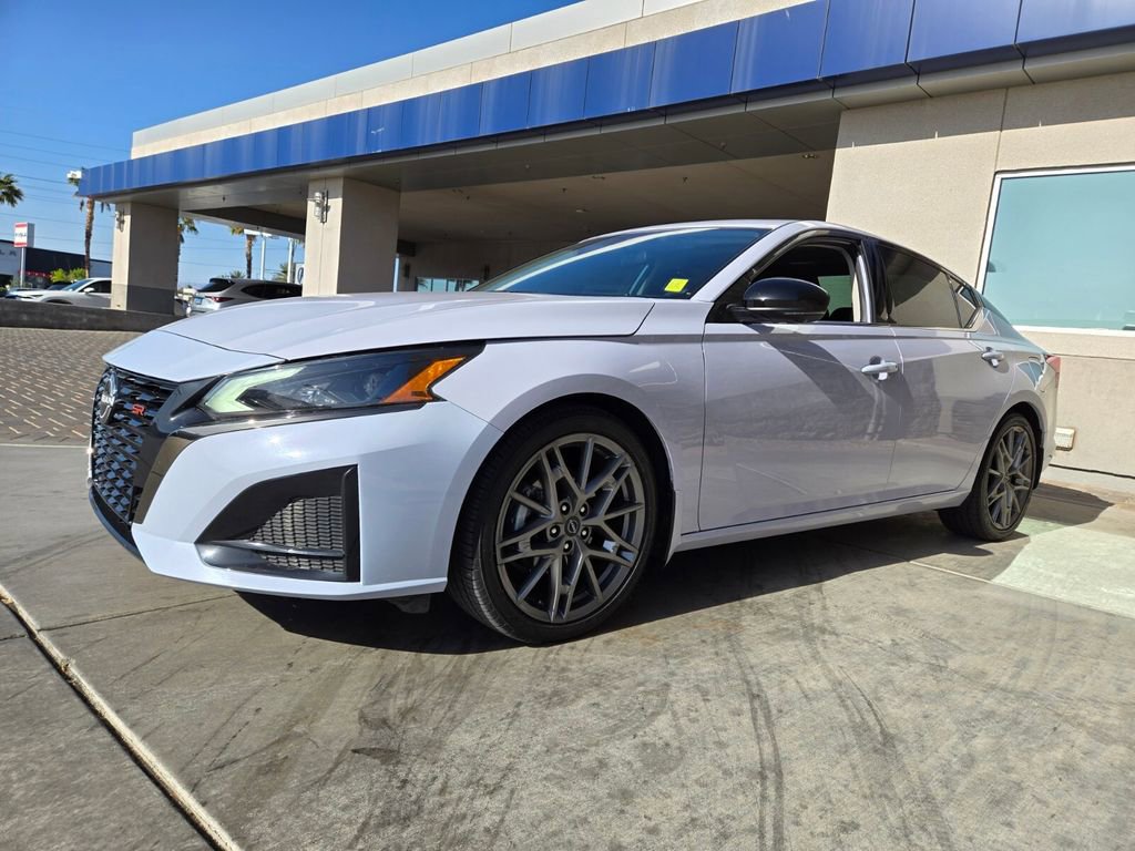 Used 2024 Nissan Altima 2.0 SR FWD image 2