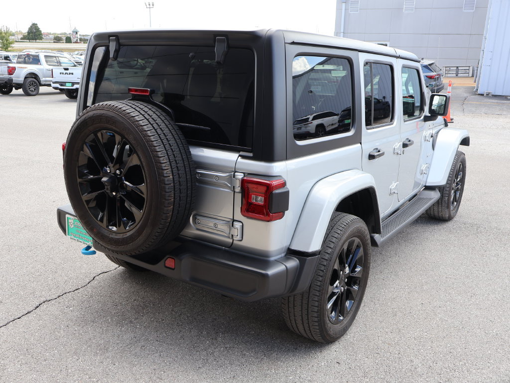 Used 2023 Jeep Wrangler Unlimited Sahara AWD/4WD image 5