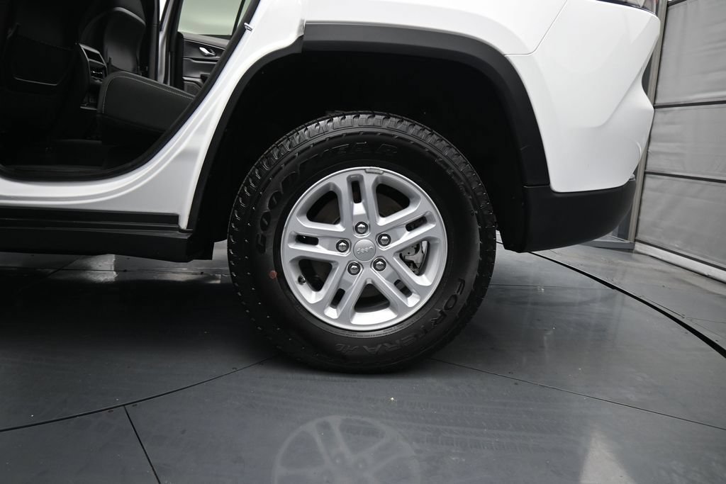 Used 2025 Jeep Grand Cherokee Laredo w/ Luxury Tech Group I AWD/4WD image 18