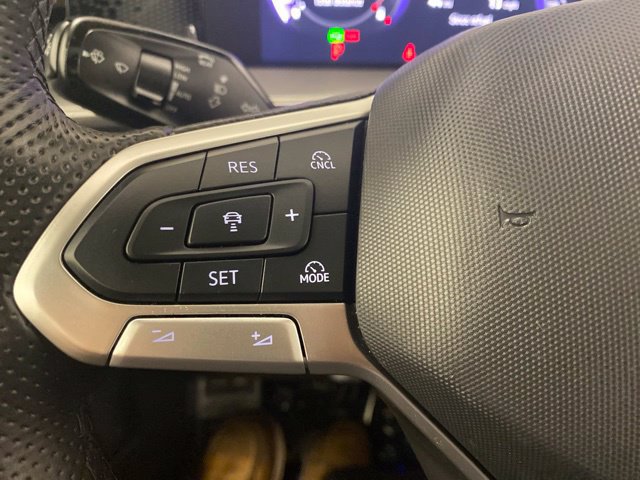 Used 2025 Volkswagen Tiguan SE R-Line AWD/4WD image 14