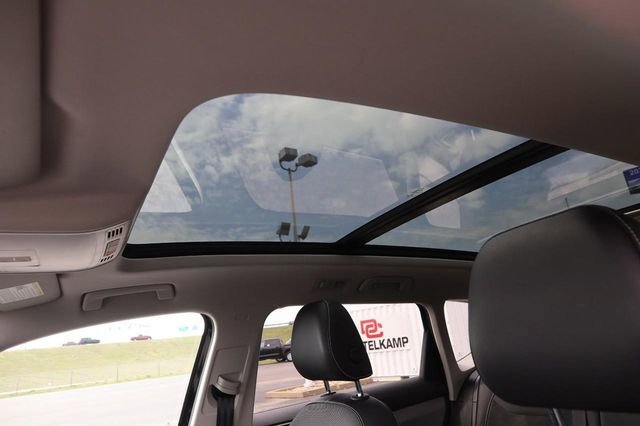 Certified 2023 Volkswagen Taos SE w/ Panoramic Sunroof Package image 8