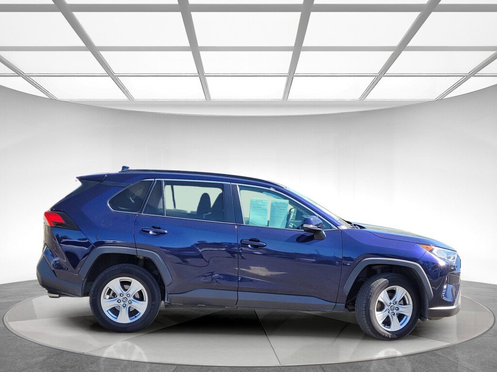 Used 2020 Toyota RAV4 XLE w/ Convenience Package image 2
