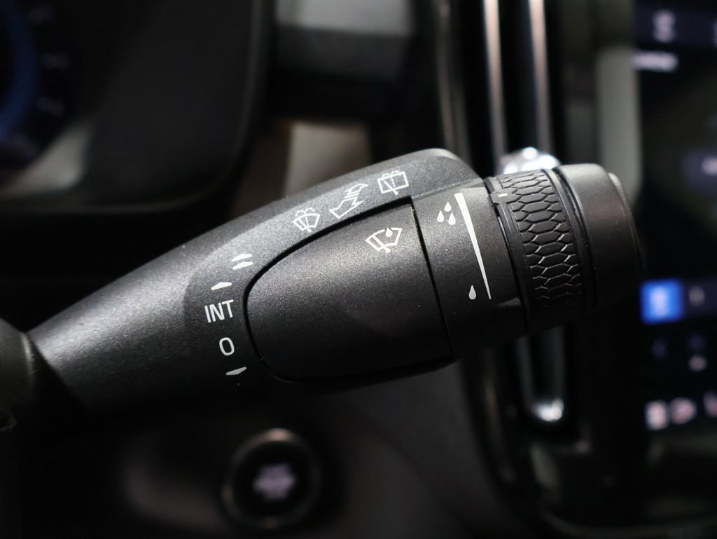 Used 2023 Volvo XC40 B5 Core image 39