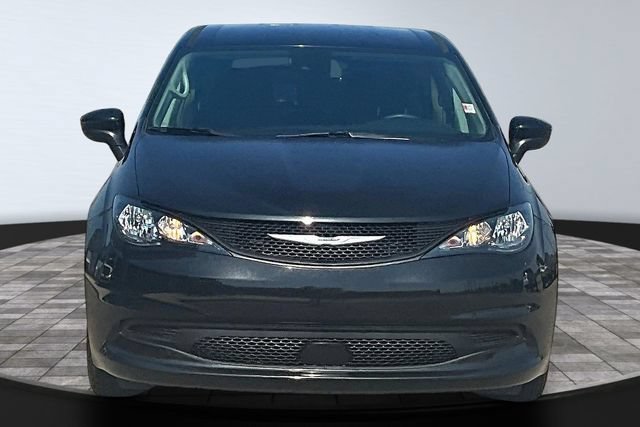 Used 2023 Chrysler Voyager LX FWD image 2
