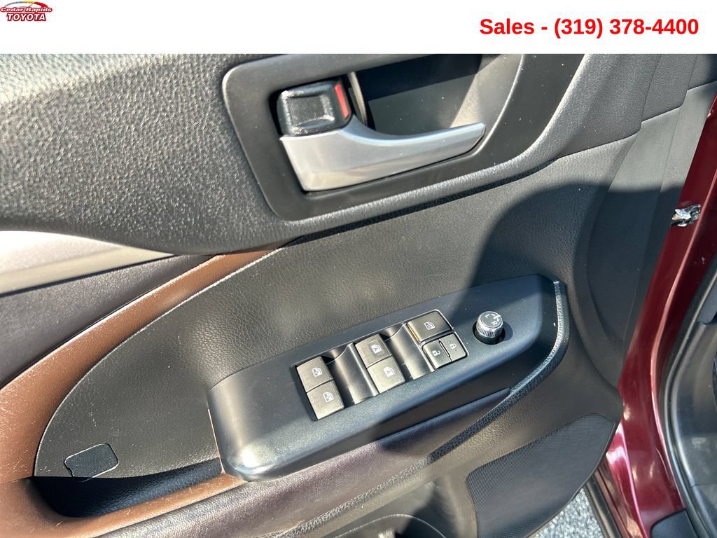 Used 2017 Toyota Highlander XLE w/ Carpet Mat Package AWD/4WD image 11