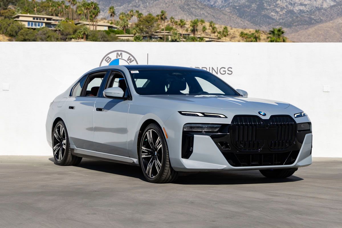 Used 2023 BMW 740i w/ Parking Assistance Package RWD image 2