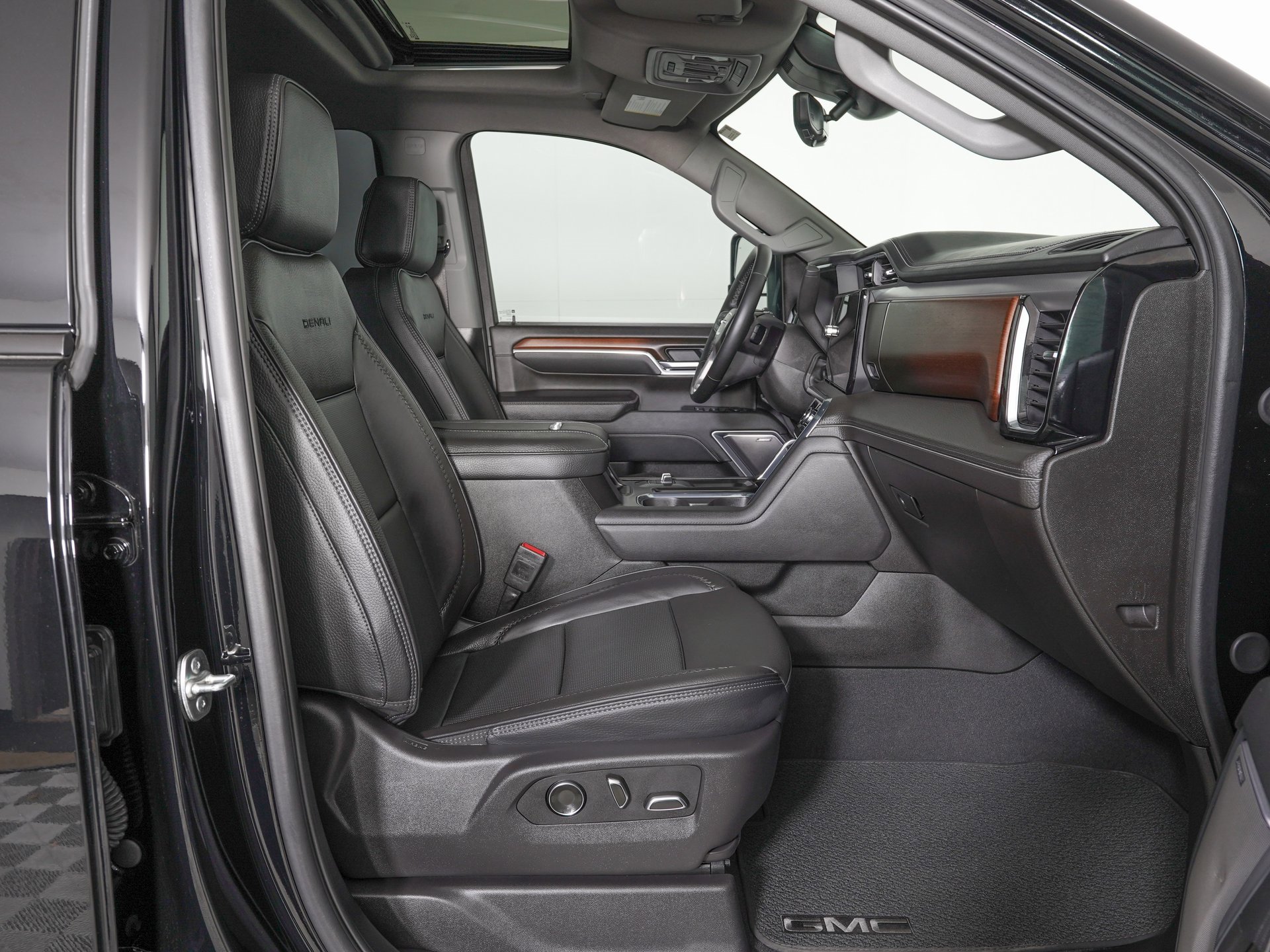 Used 2025 GMC Sierra 2500 Denali w/ Denali Reserve Package image 10