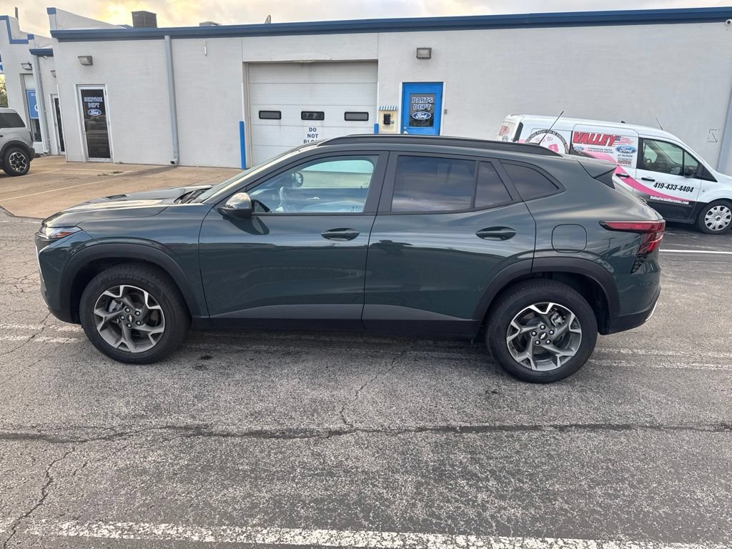 Used 2025 Chevrolet Trax LT FWD image 7