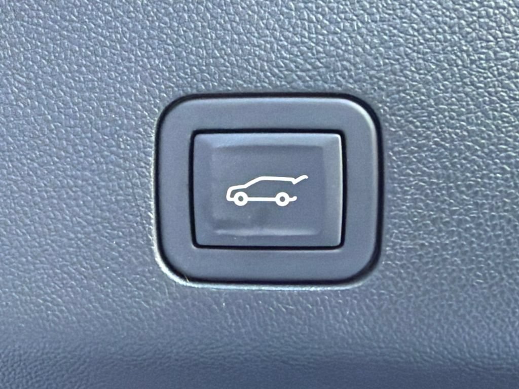 Used 2025 Chevrolet Suburban RST RWD image 19