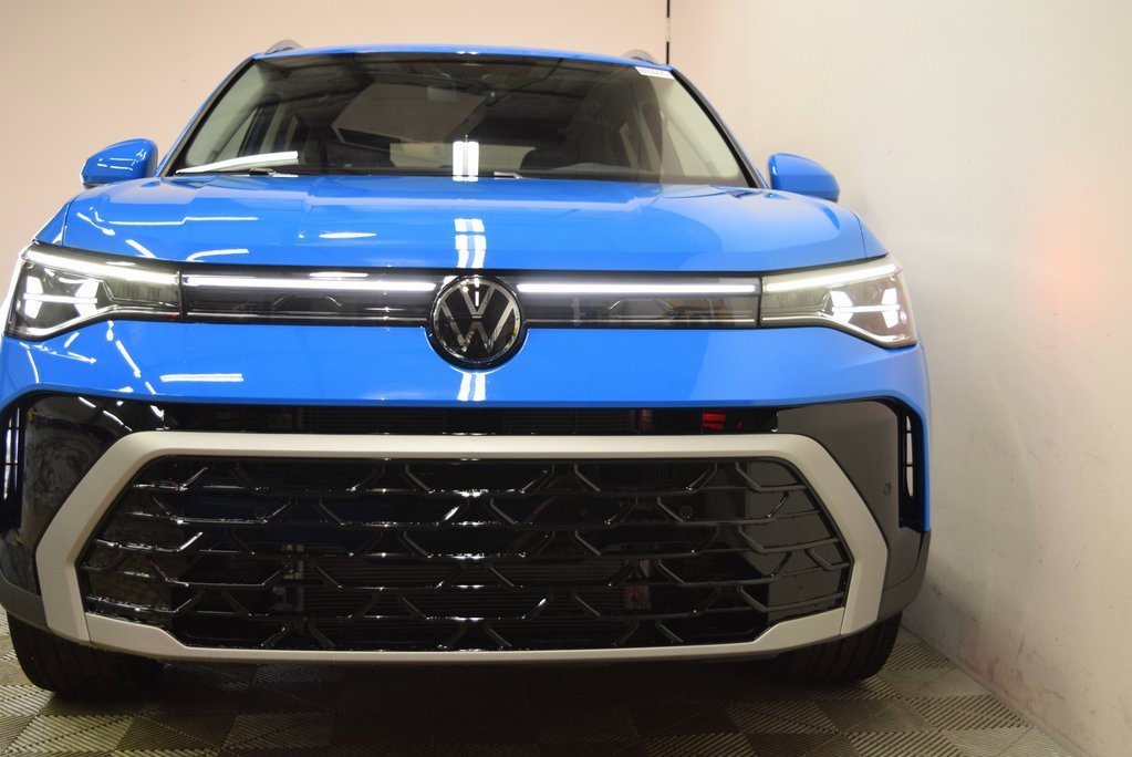 New 2025 Volkswagen Taos SEL image 3