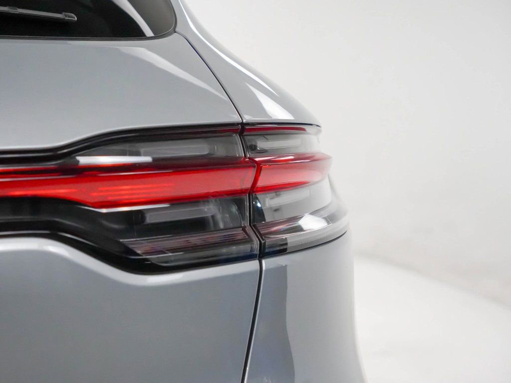 Certified 2025 Porsche Macan image 12