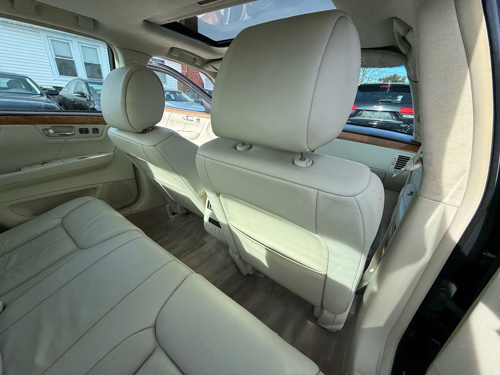 Used 2010 Cadillac DTS Platinum FWD image 38