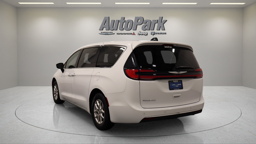 Used 2025 Chrysler Pacifica Select FWD image 8