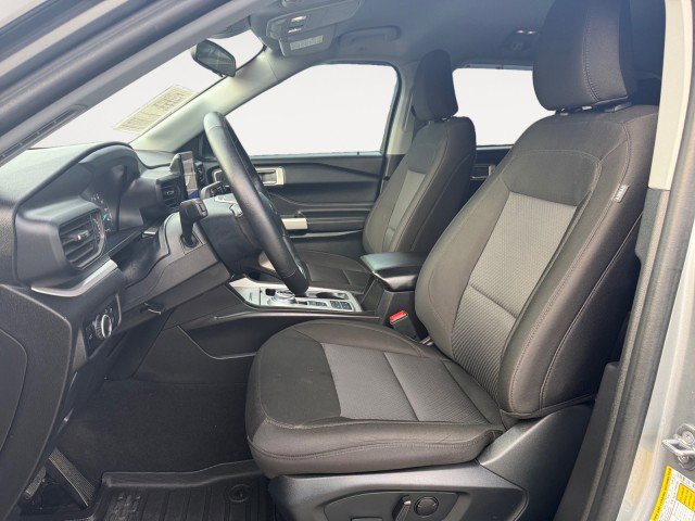 Used 2024 Ford Explorer XLT image 2