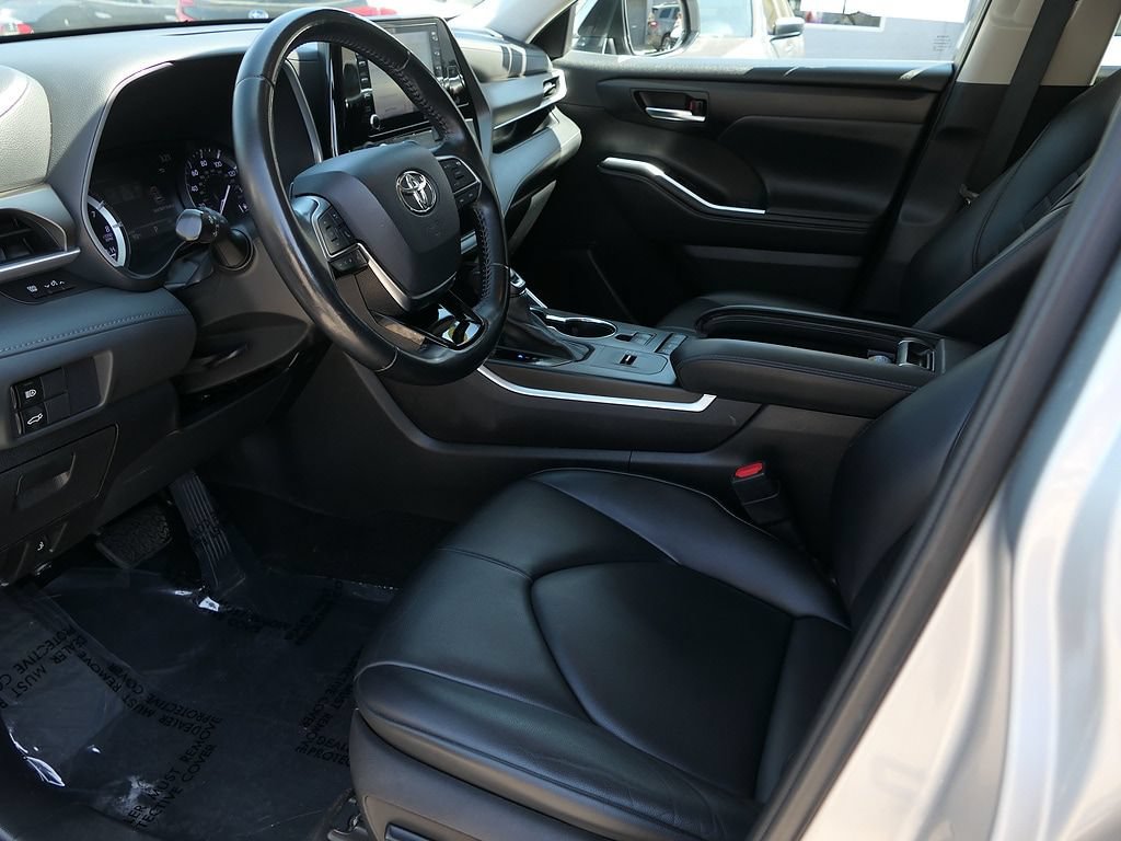 Used 2021 Toyota Highlander XLE FWD image 13