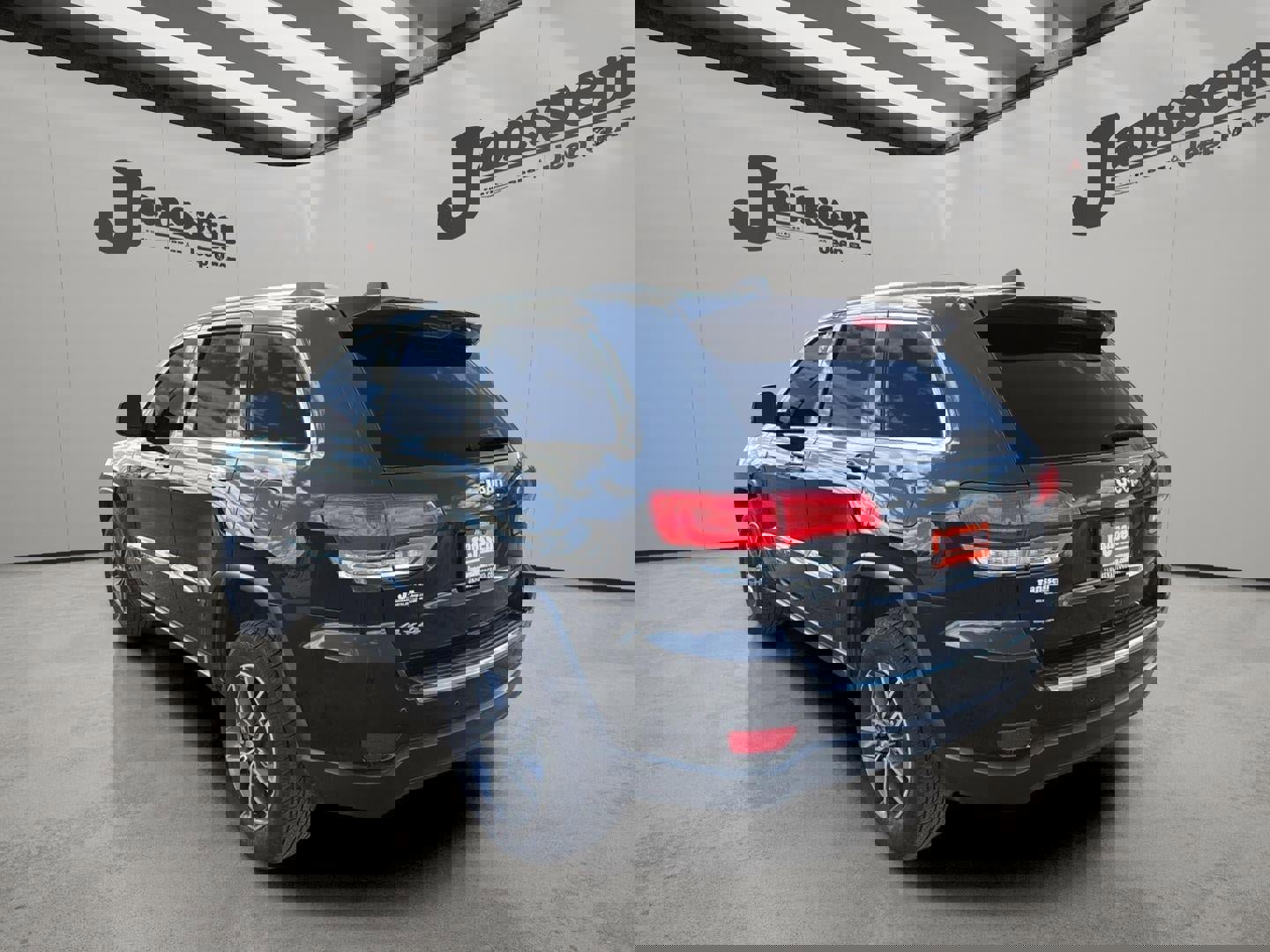 Used 2018 Jeep Grand Cherokee Limited image 2