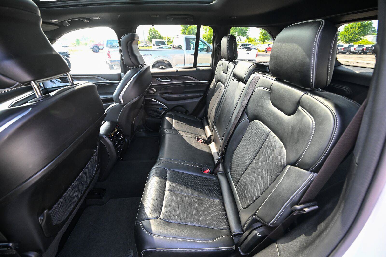 Used 2022 Jeep Grand Cherokee Overland w/ Adv Protech Group III AWD/4WD image 22