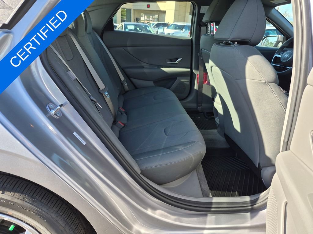 Used 2025 Hyundai Elantra SE image 30