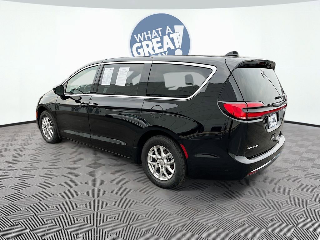 Used 2025 Chrysler Pacifica Select image 8