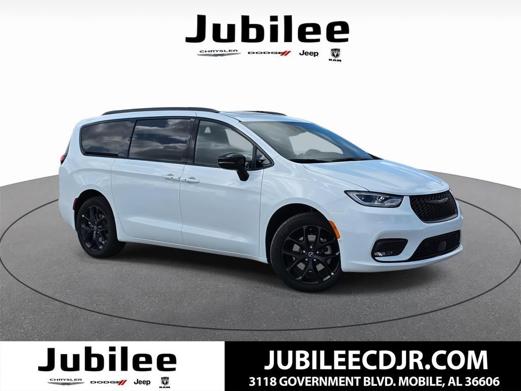 New 2026 Chrysler Pacifica Limited w/ Uconnect Theater Family Group