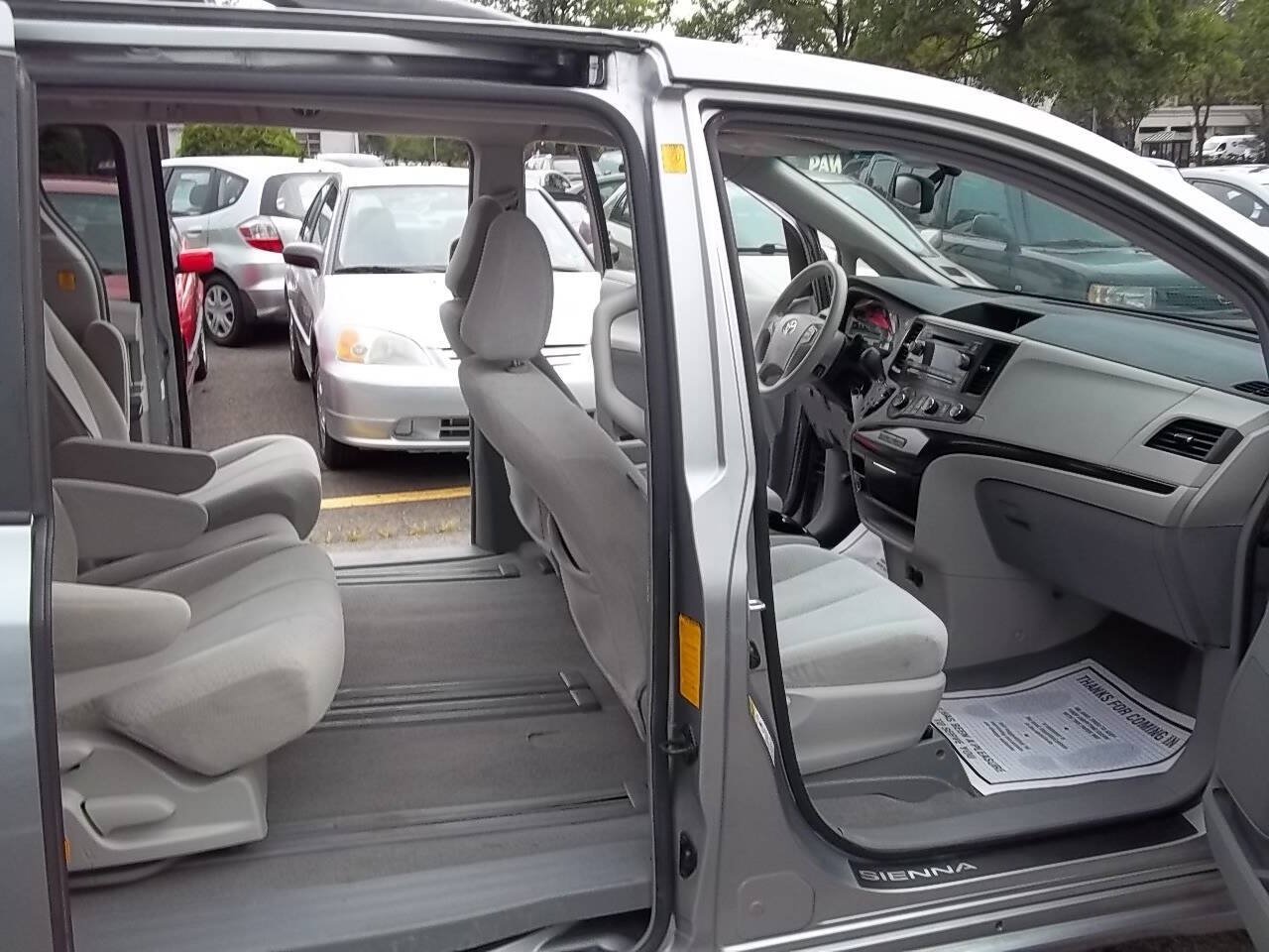Used 2011 Toyota Sienna LE FWD image 3