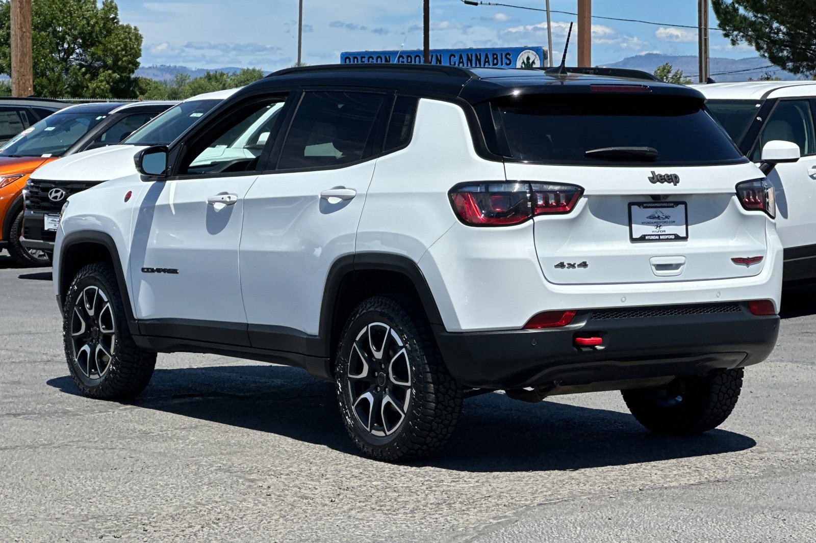 Used 2025 Jeep Compass Trailhawk AWD/4WD image 6