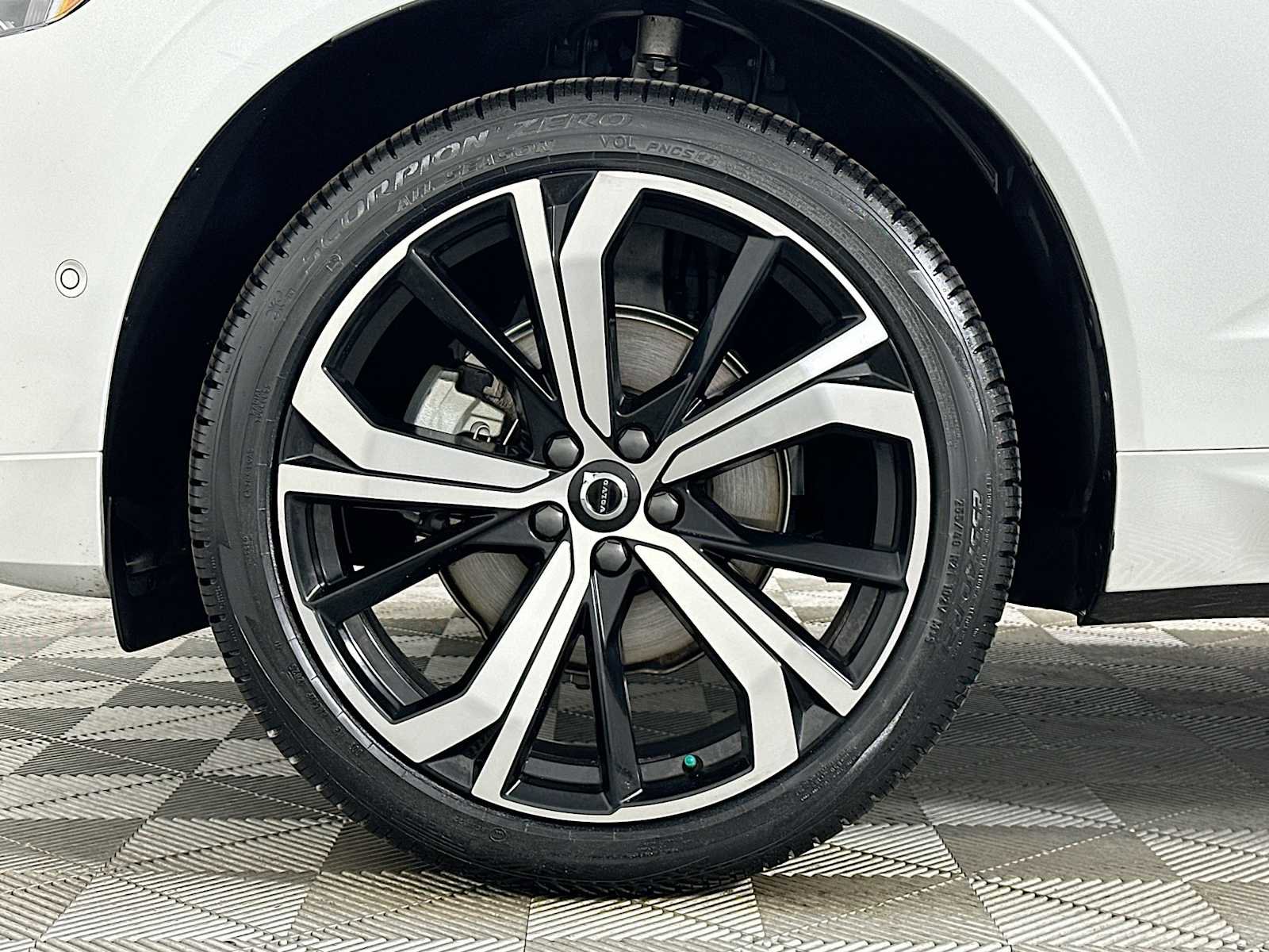 Used 2023 Volvo XC60 B5 Ultimate w/ Climate Package FWD image 30