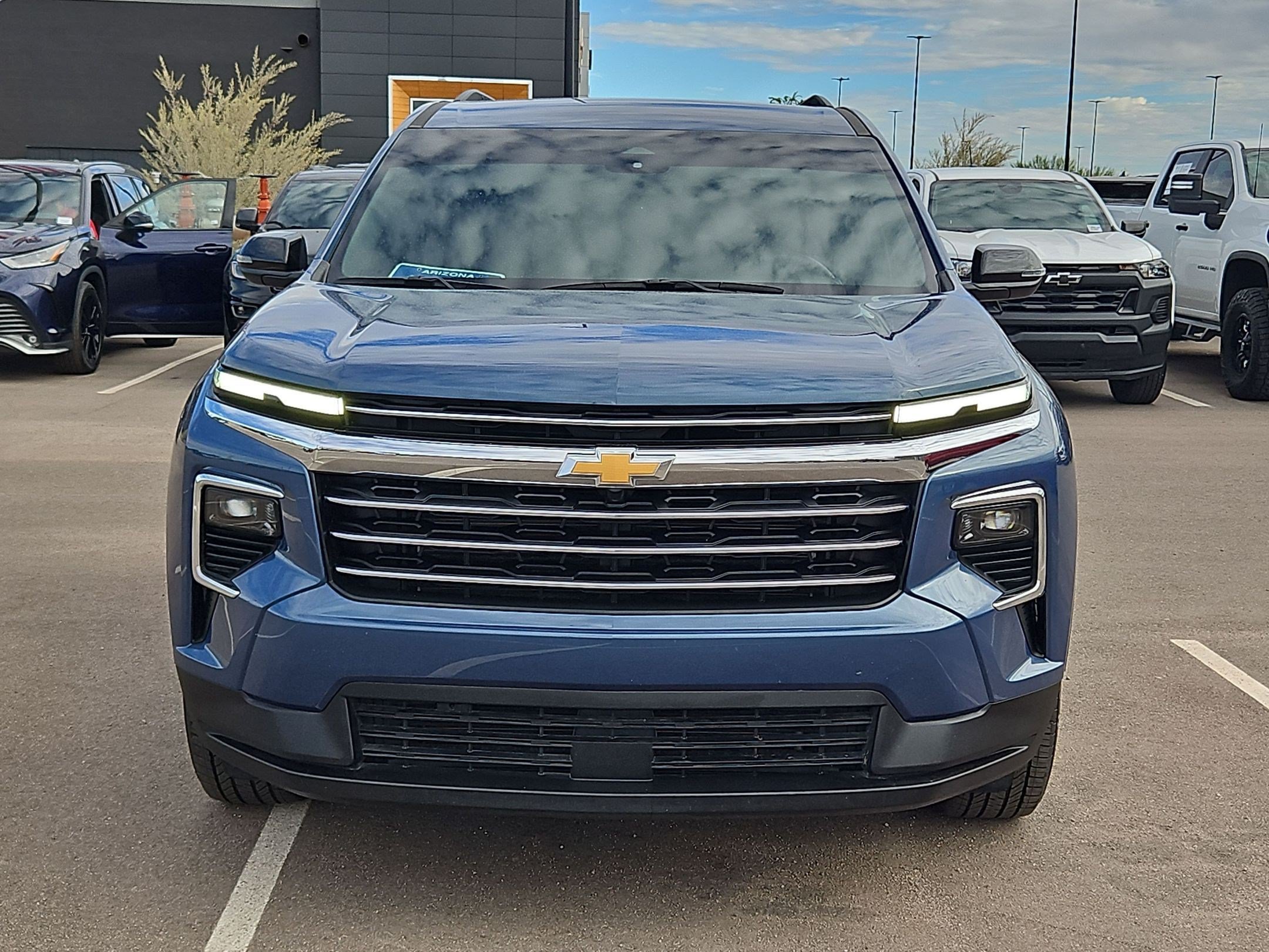 Used 2025 Chevrolet Traverse LT FWD image 8
