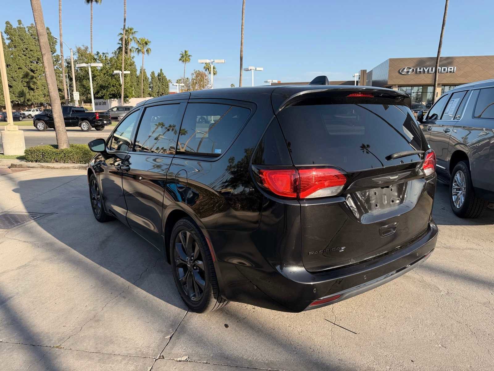 Used 2019 Chrysler Pacifica Touring Plus w/ S Appearance Package image 3
