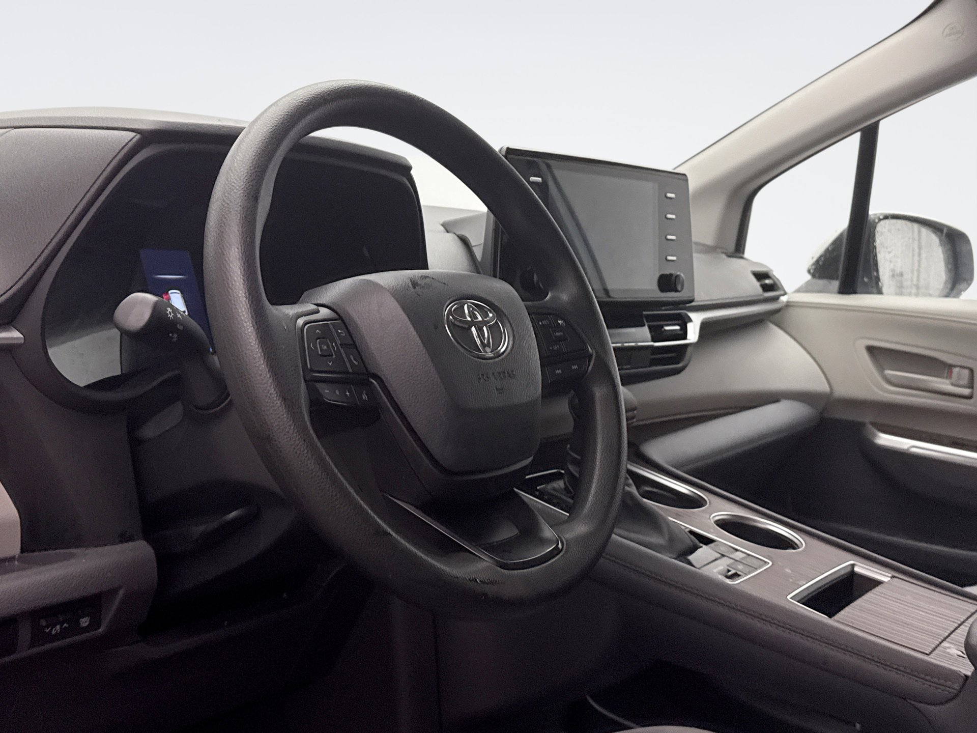 Used 2024 Toyota Sienna LE image 7