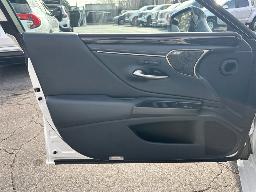 Used 2019 Lexus ES 350 Ultra Luxury w/ Accessory Package image 11