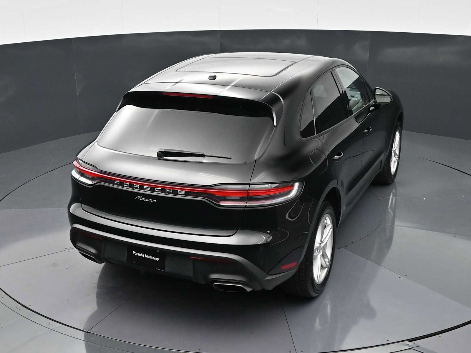 Certified 2024 Porsche Macan AWD/4WD image 30