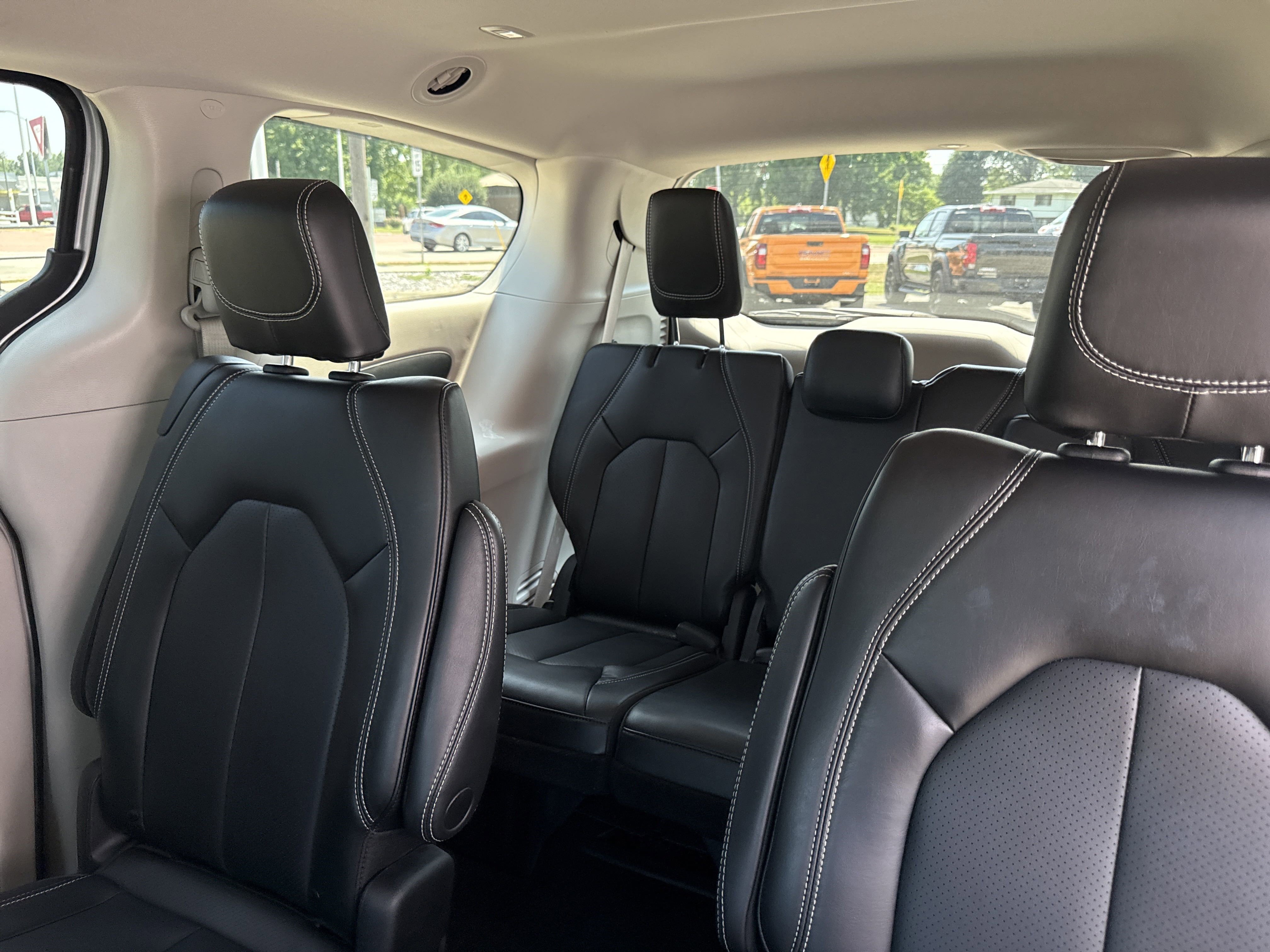 Used 2023 Chrysler Pacifica Touring-L image 5