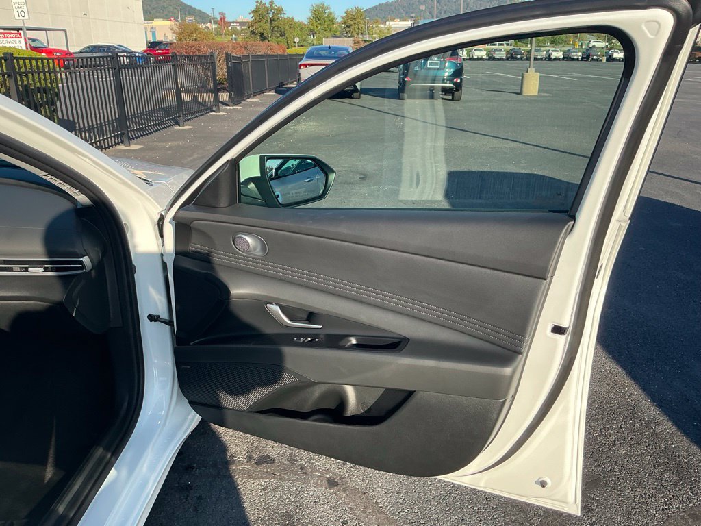 Certified 2026 Hyundai Elantra Limited FWD image 30